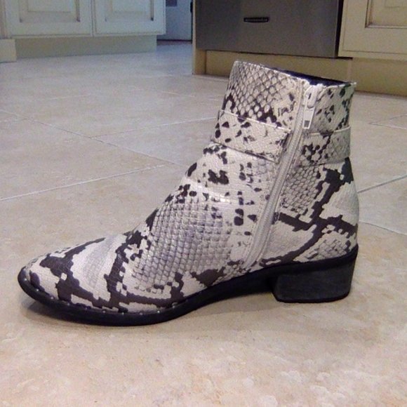 NastyGal Snakeskin Western Booties - Picture 3 of 5